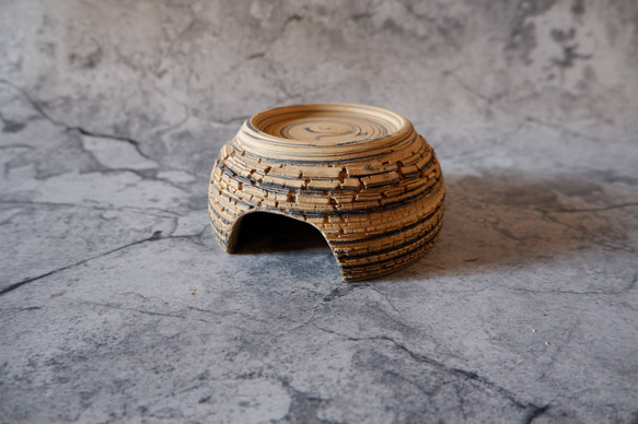 4.5号黄黒練込み裂紋爬虫類シェルター415　昆虫　陶器製　作家もの　沖縄 1枚目の画像