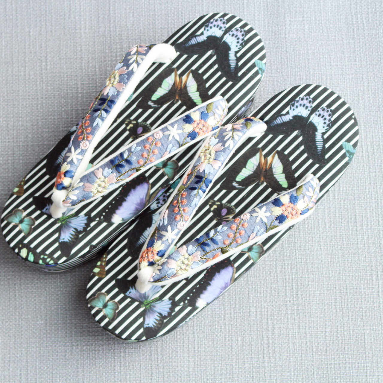 蝶々柄の草履（台／前厚めMサイズ）