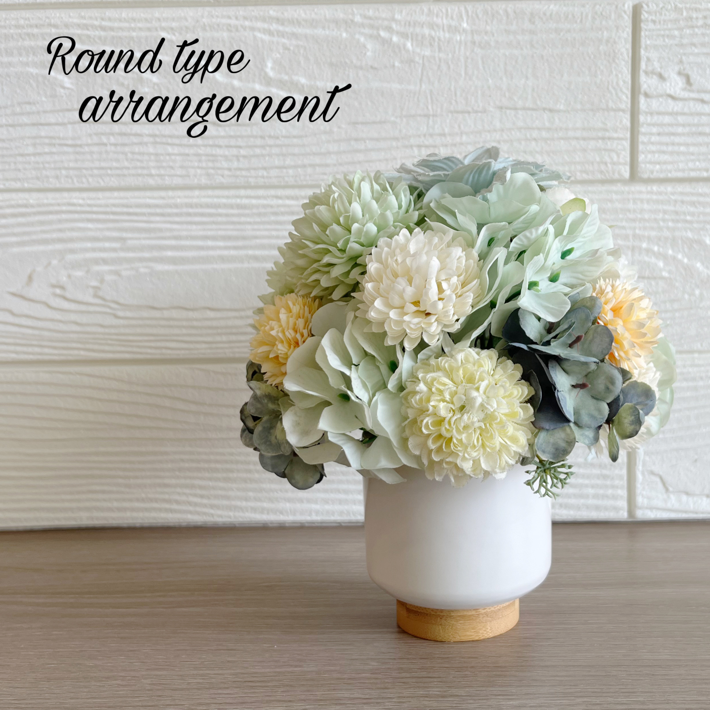 爽やかな色合いのふんわりラウンド型フラワーアレンジメント