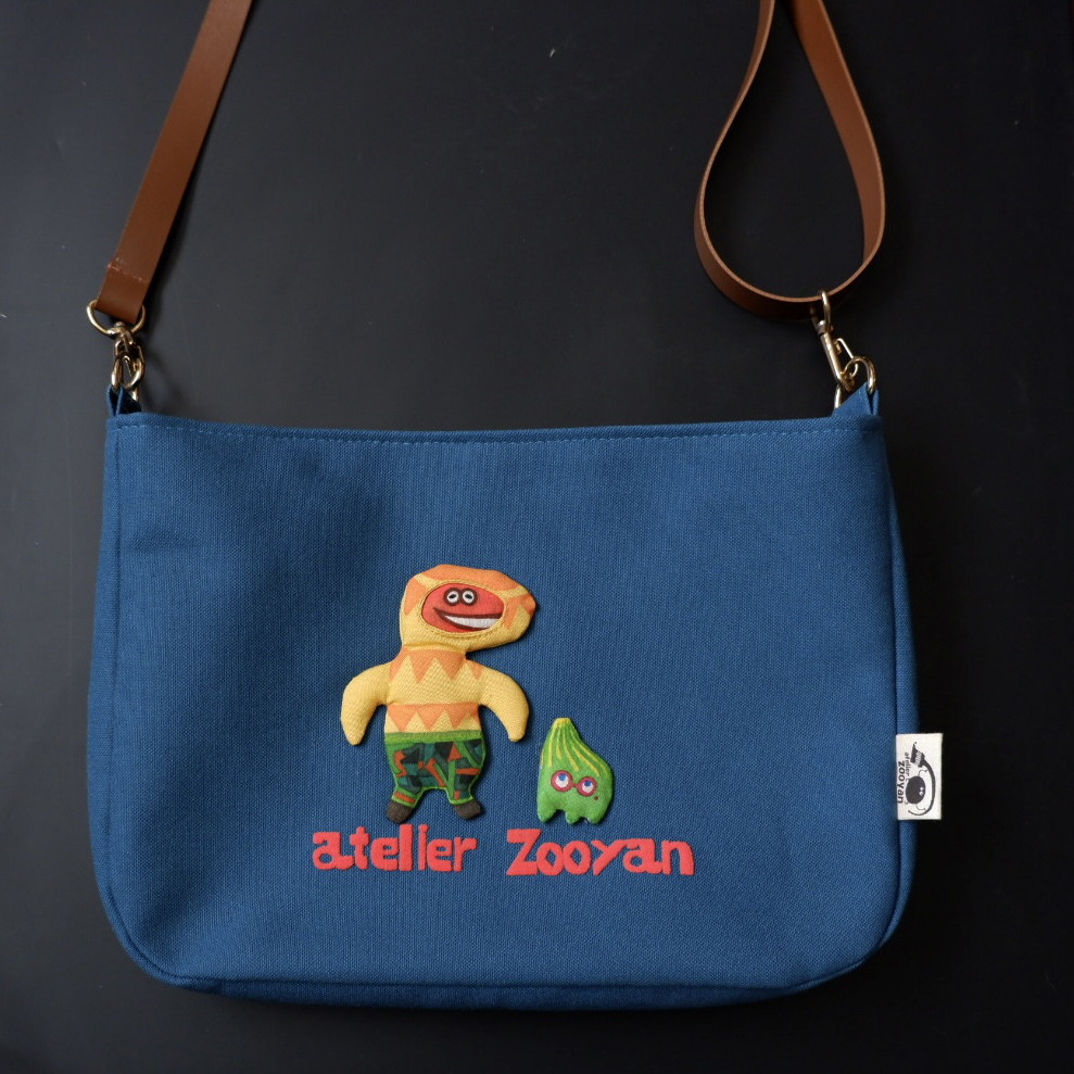 手描きのサコッシュ　マチたっぷりタイプ　青