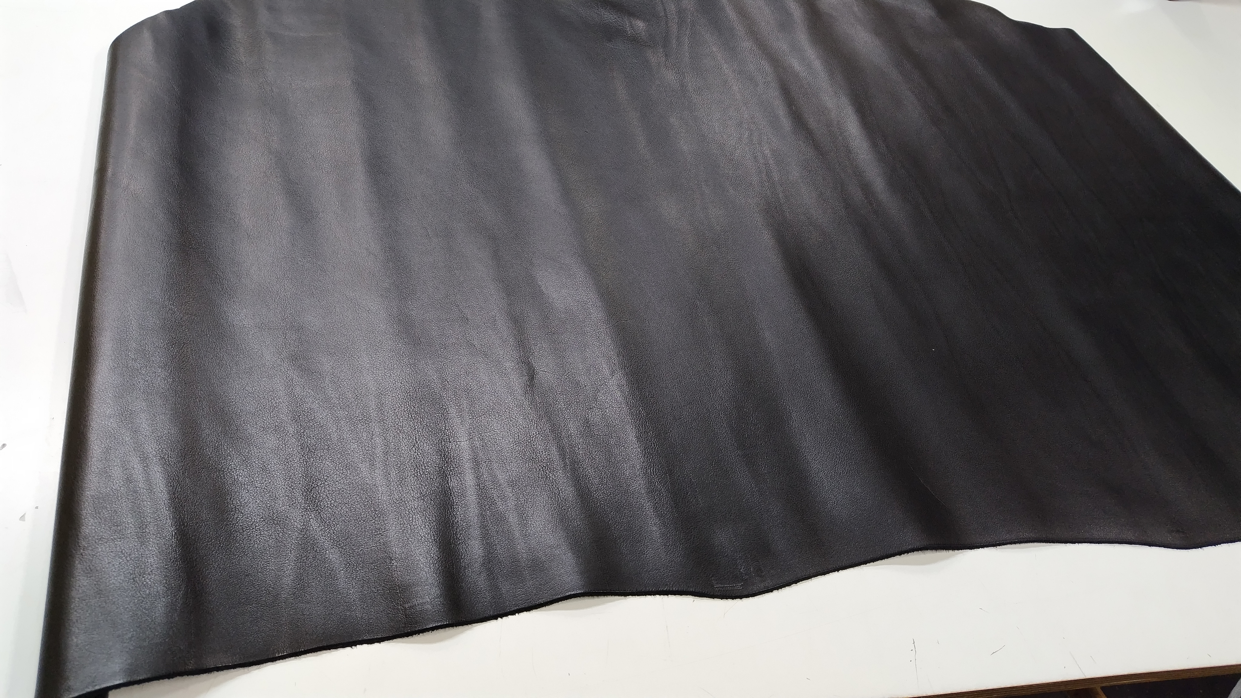 イタリア　牛革　＃NERO　60デシ程度（55×100目安）　厚さ1.2ｍｍ程度