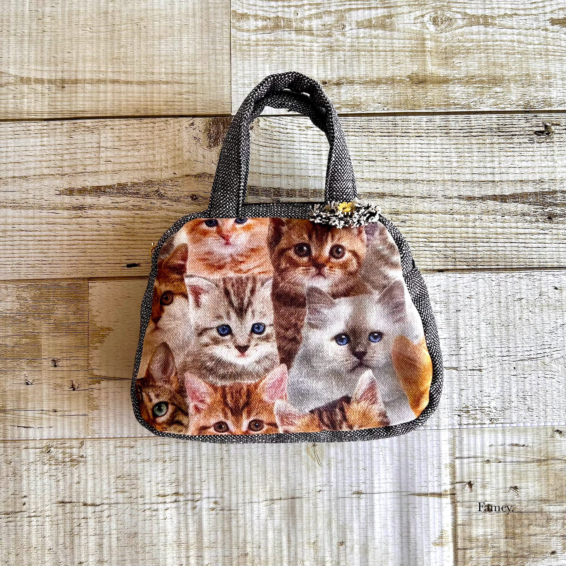 大人かわいい猫ちゃんたちのミニボストンバッグ　小物入れ　バッグインバッグ　コットン　ツイード　リボン　ギフト