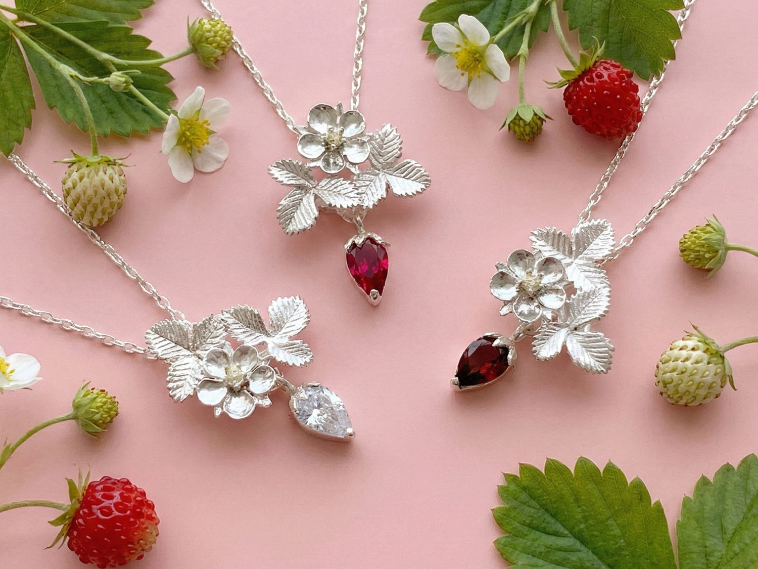 【選べる石＆デザイン】揺れるイチゴのペンダント【Lucky&Love】