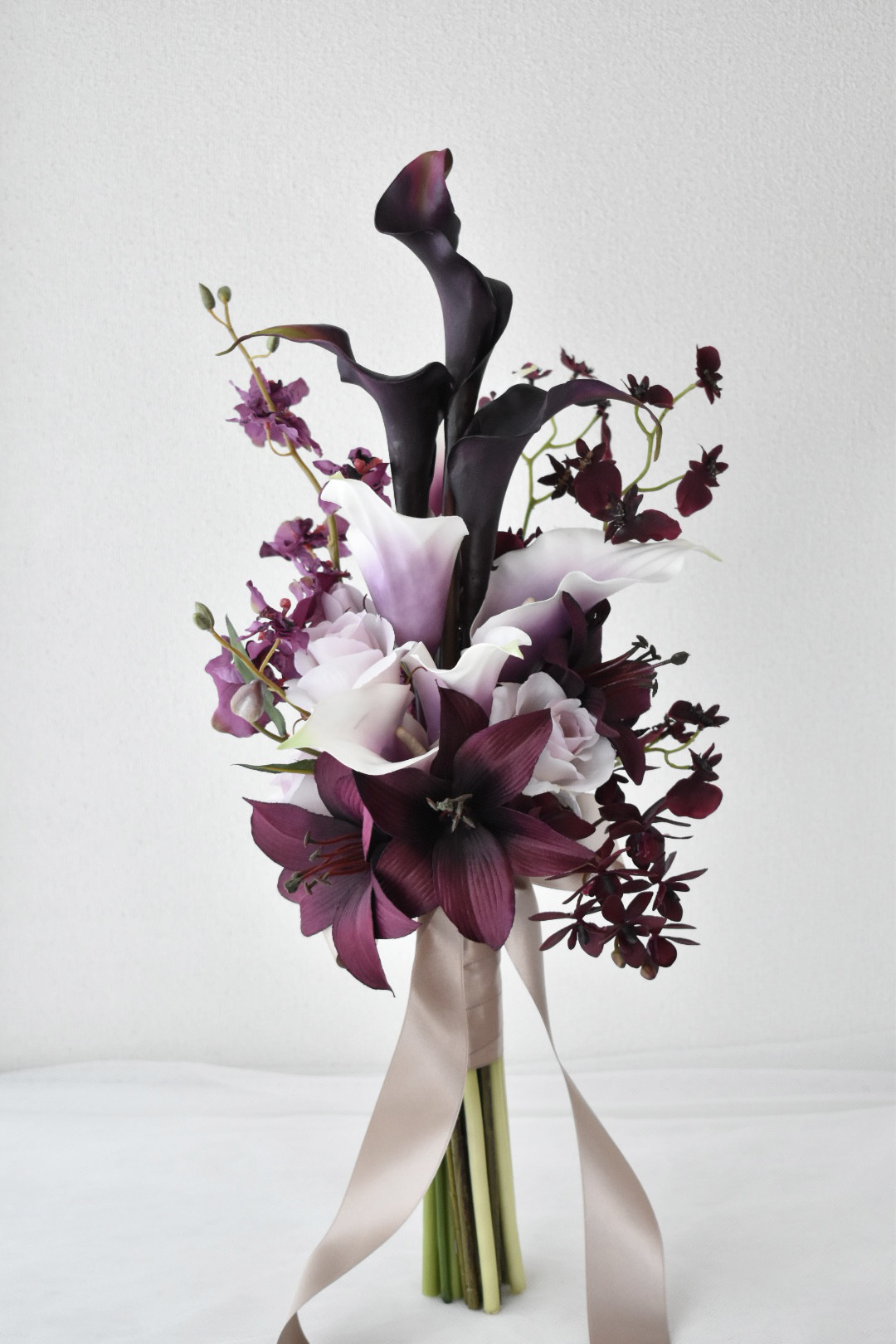 ユリとカラーリリィのシックなクラッチブーケ