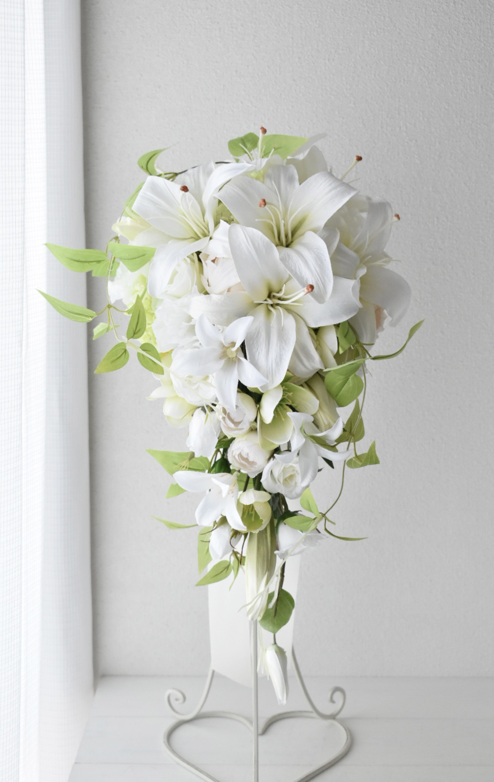 カサブランカとバラのキャスケードブーケ