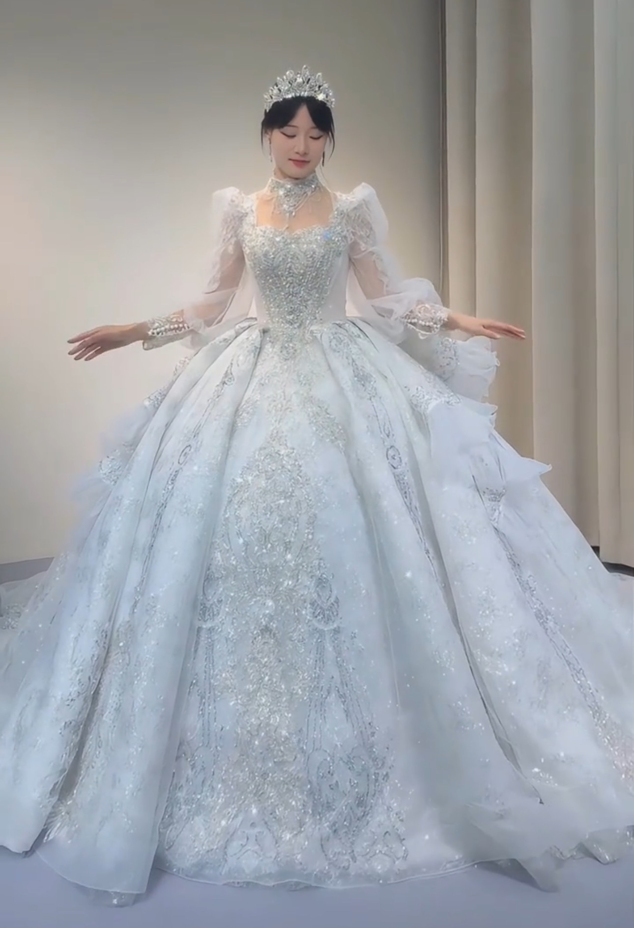 美品ネックレス　編み上げ　サイズオーダー可能　シースルー袖　秋婚冬婚　白　ふんわりチュール　ボリュームフレアスカート挙式