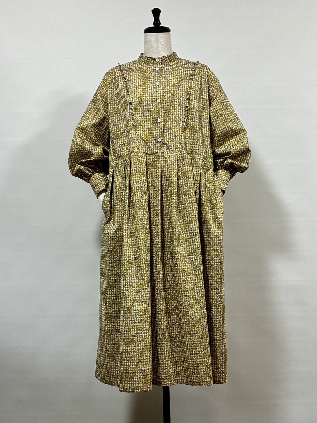 リバティプリントのワンピース。ミモザの花色のふわっとした優しく愛らしいワンピースです。春のお出かけにぜひ。