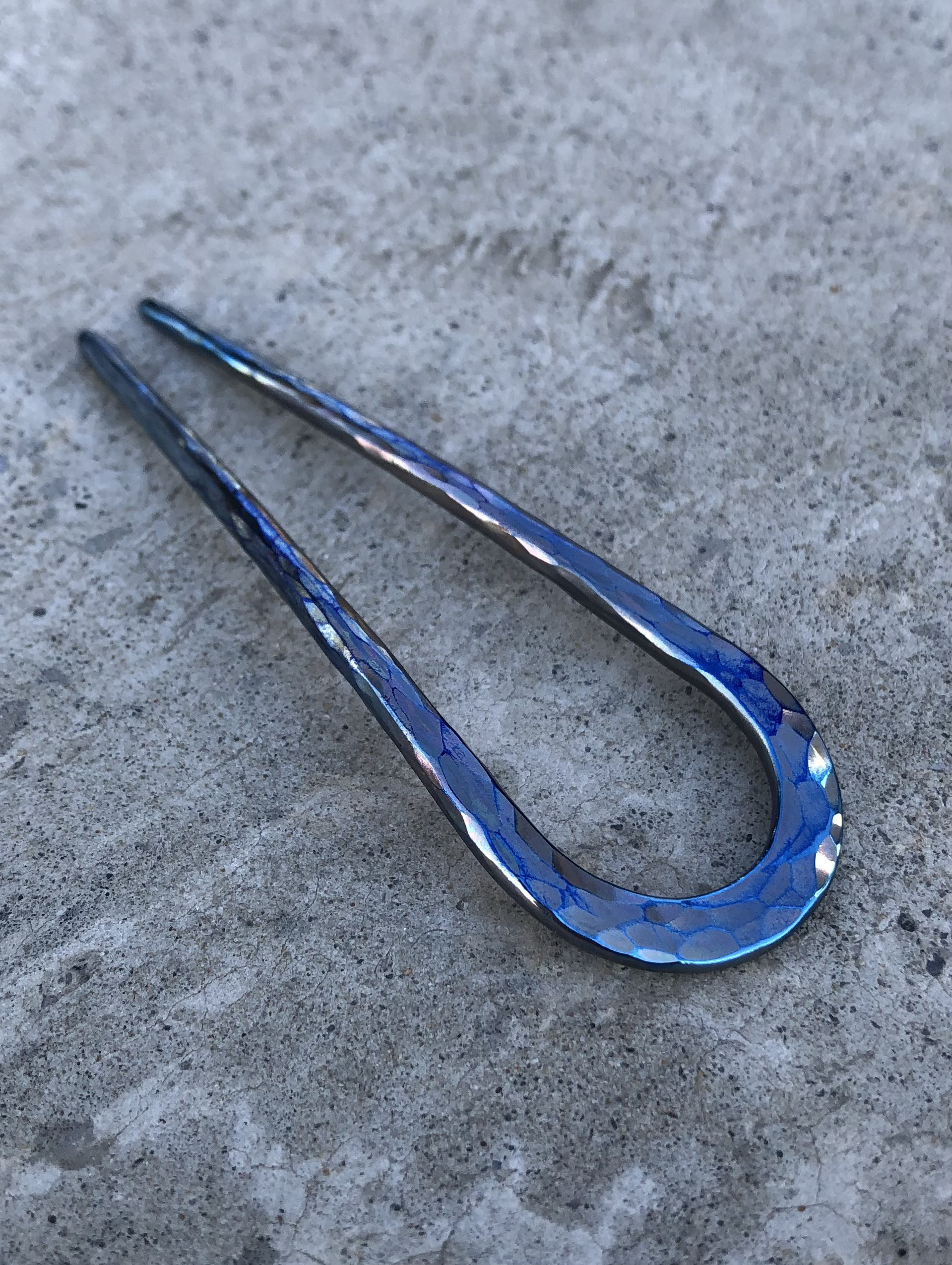 titanium hair stick “rainbow rook”bule 純チタン製簪 虹色岩に青が輝く簪