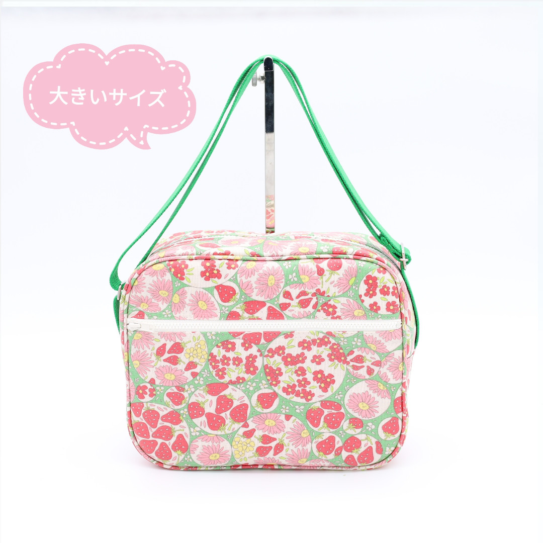 在庫あり　大きい幼稚園ショルダーバッグ　防水ラミネート素材　レトロポップないちごと花柄　総柄　グリーン　保育園　女の子