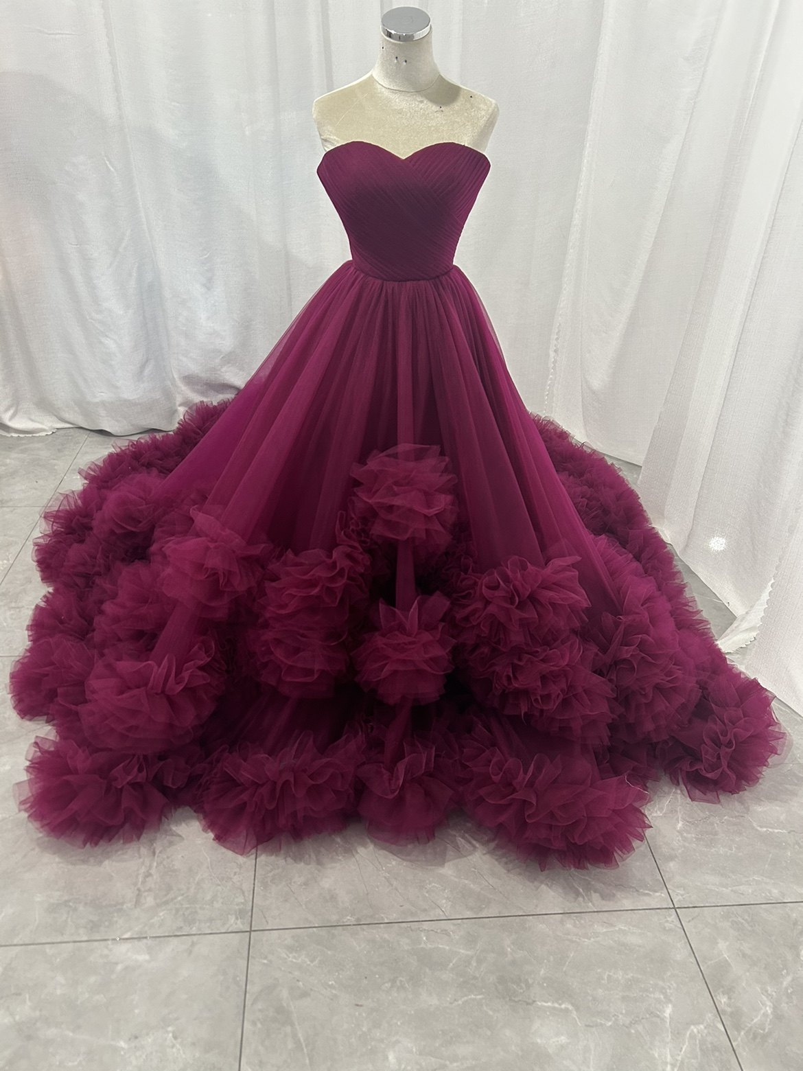 大好評中！カラードレス ビビッドピンク ベアトップ ラッフルフリル 華やかなトレーン チュールスカート 花嫁