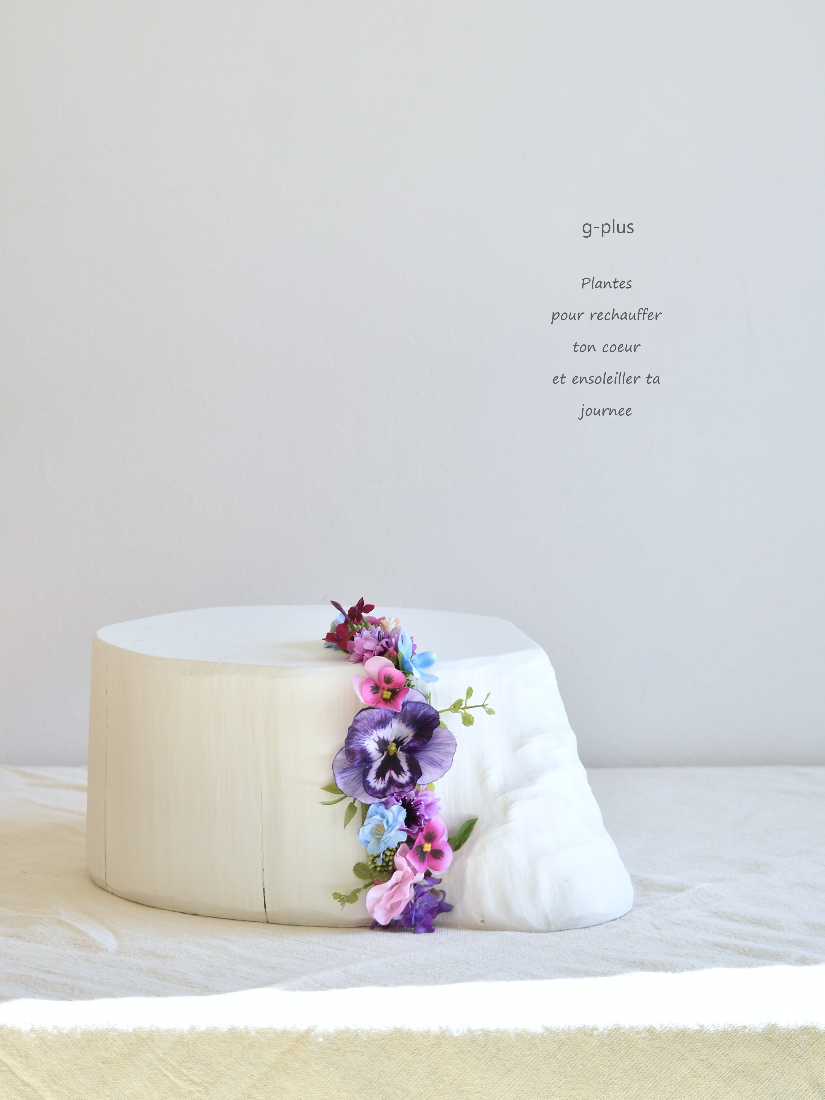 【現品】切り株の花台　マットホワイト(ピンク×パープル フラワー)　ディスプレイスタンド　木製