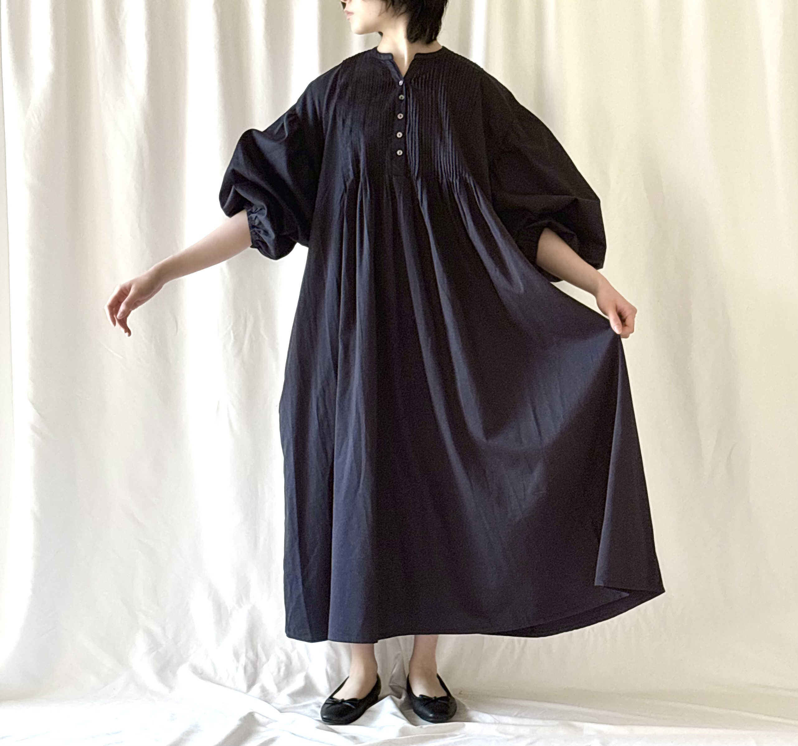 【大人のための上質ナチュラル】【大きいサイズ】【丈が選べる】前後ピンタック コットンサテンロングワンピース／ネイビー