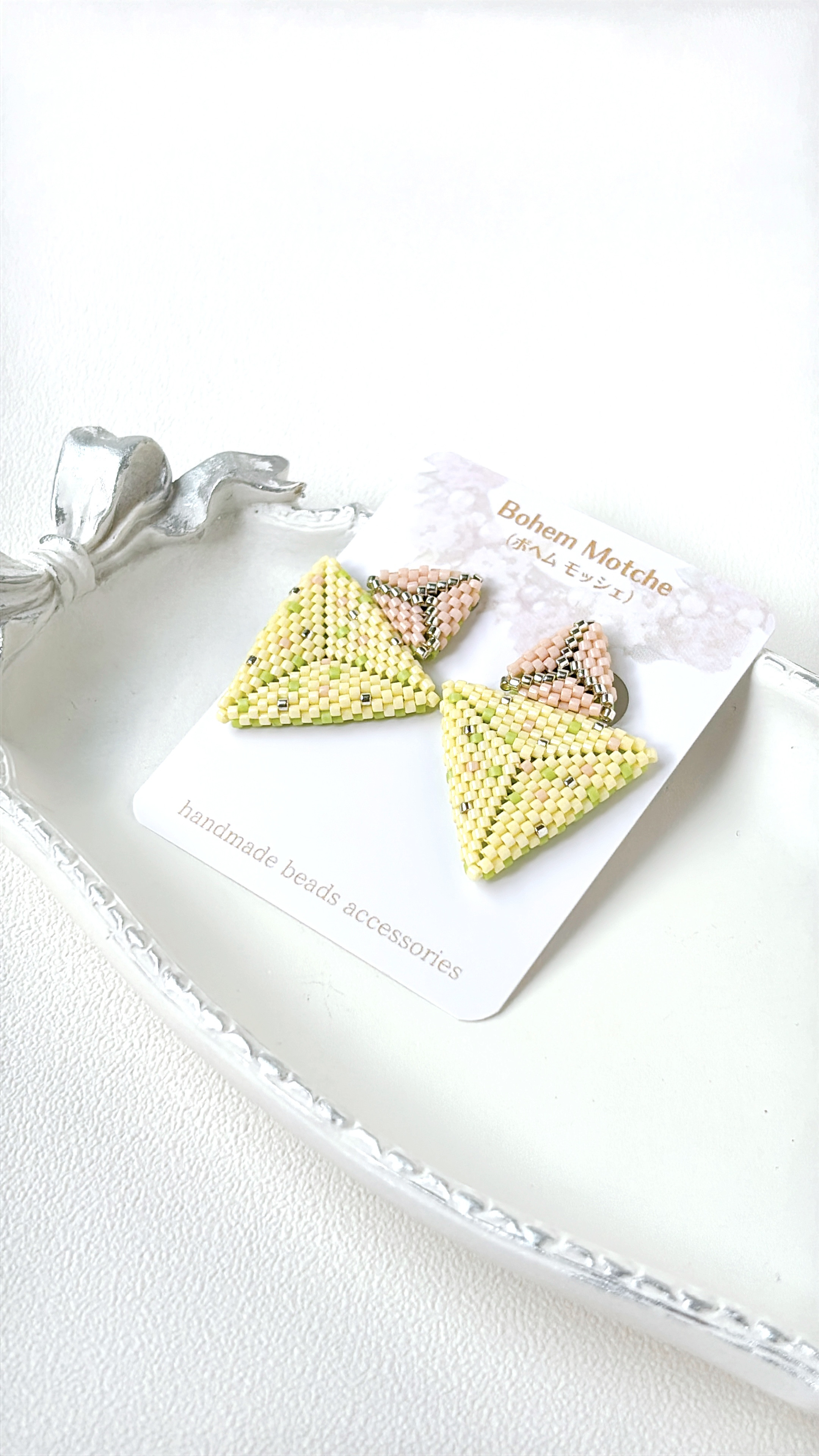 優美な三角のハーモニーピアス／サージカルステンレス製ピアス金具