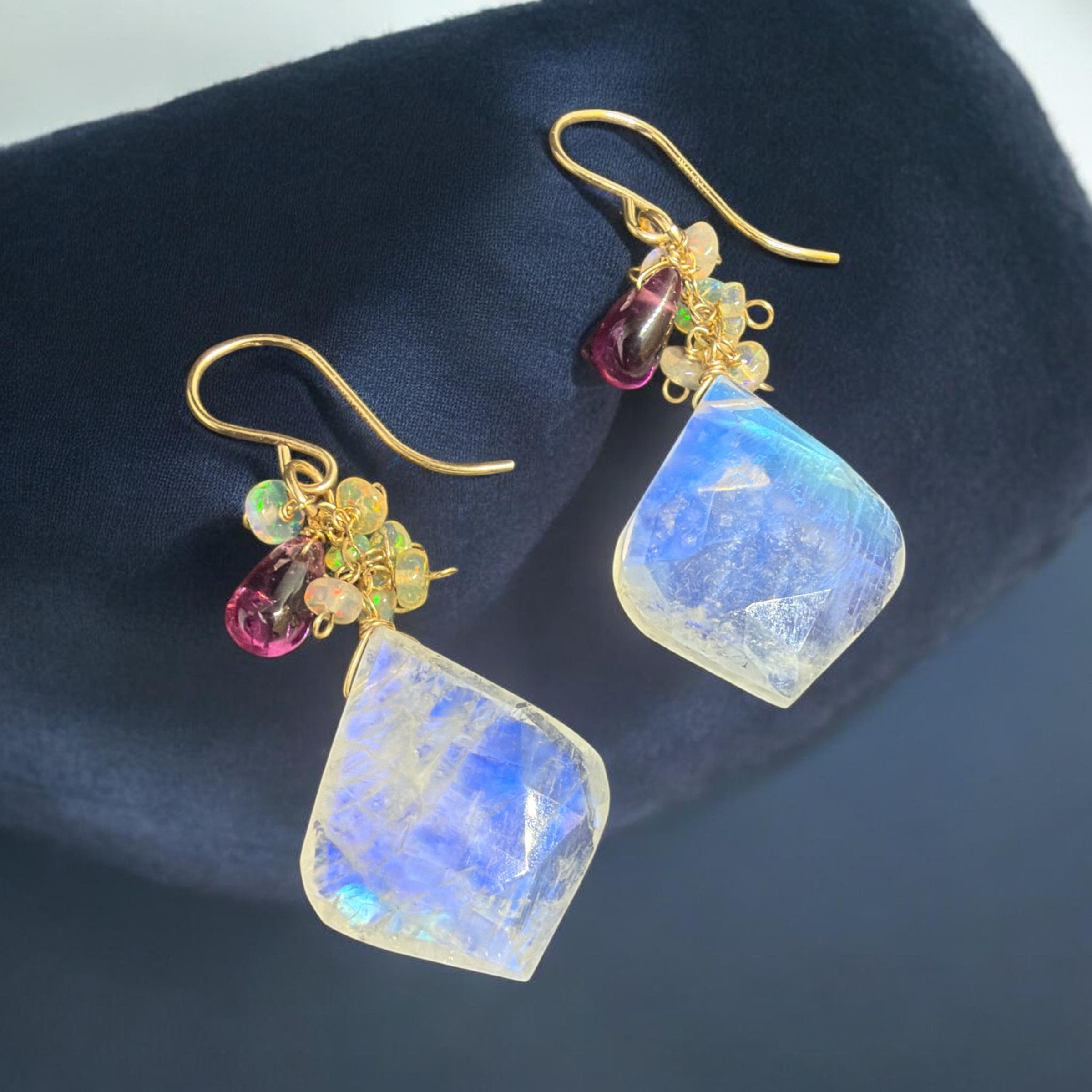 月光を纏う レインボームーンストーンのピアス