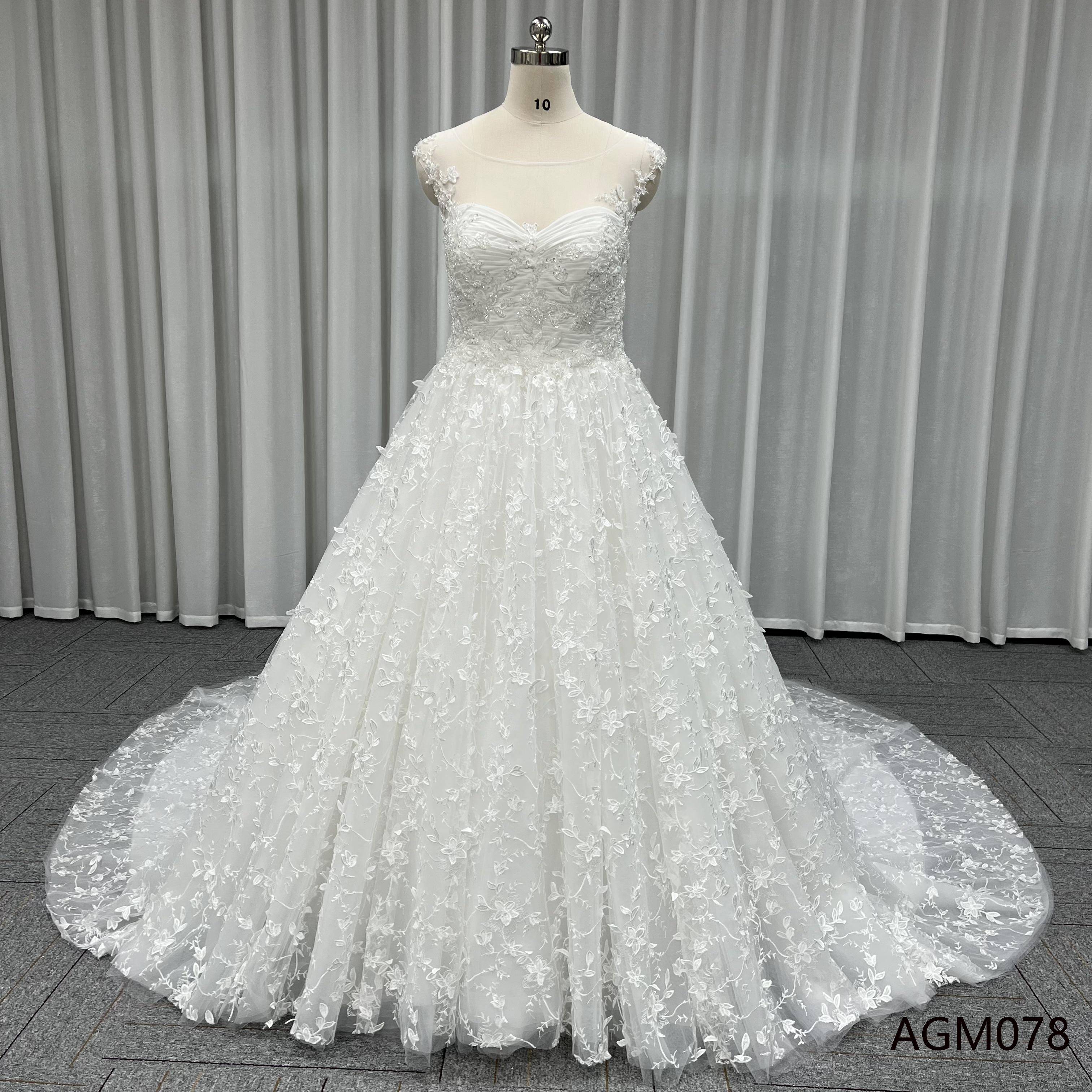 豪華　イリュージョンネック　贅沢なお花総レース　ノースリーブ　ホワイト　プリンセスライン　くるみボタン花嫁ロングトレーン