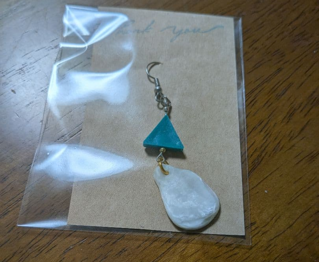 貝殻とレジンイヤリング