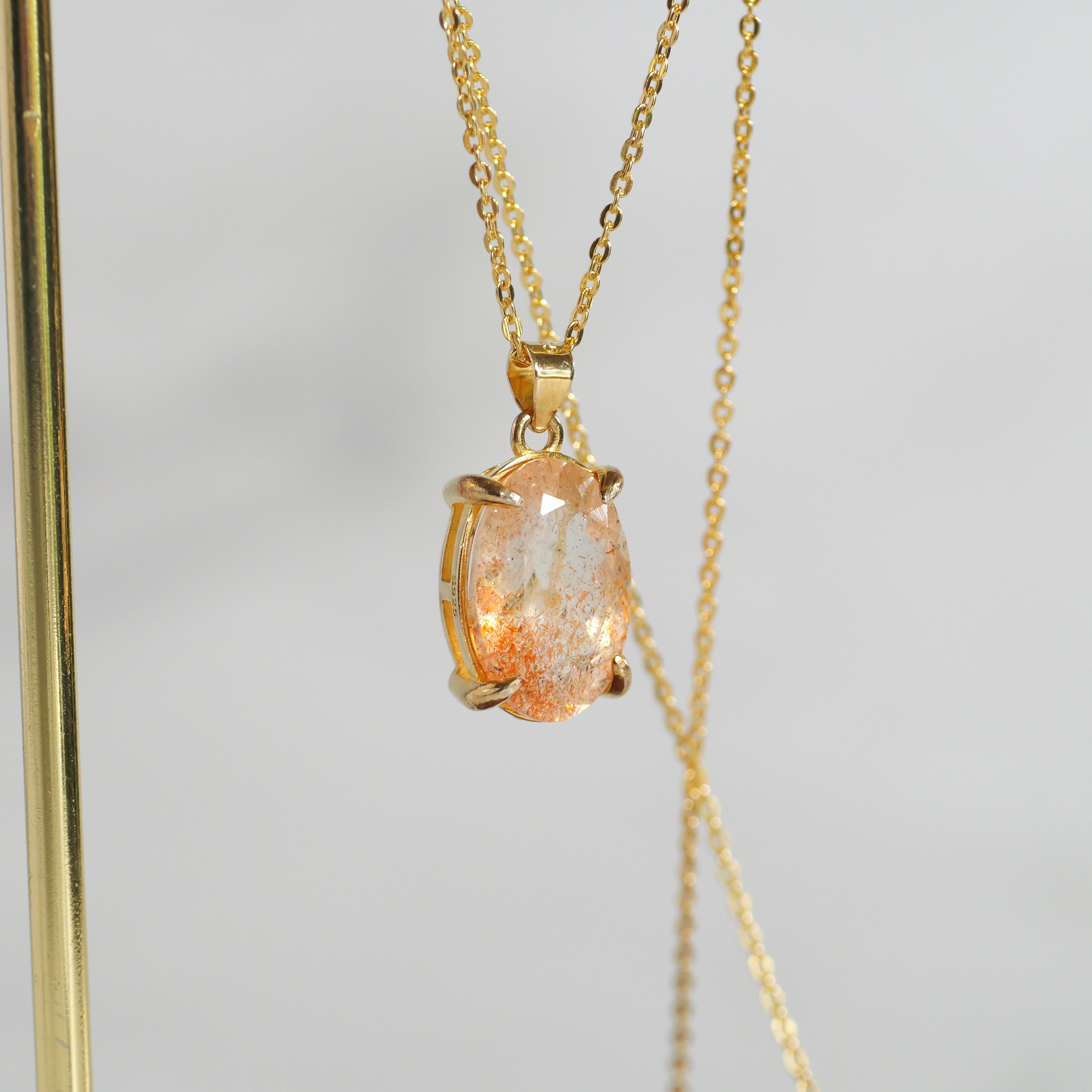 オレンジのインクルージョンが煌めくサンストーンのネックレス no3