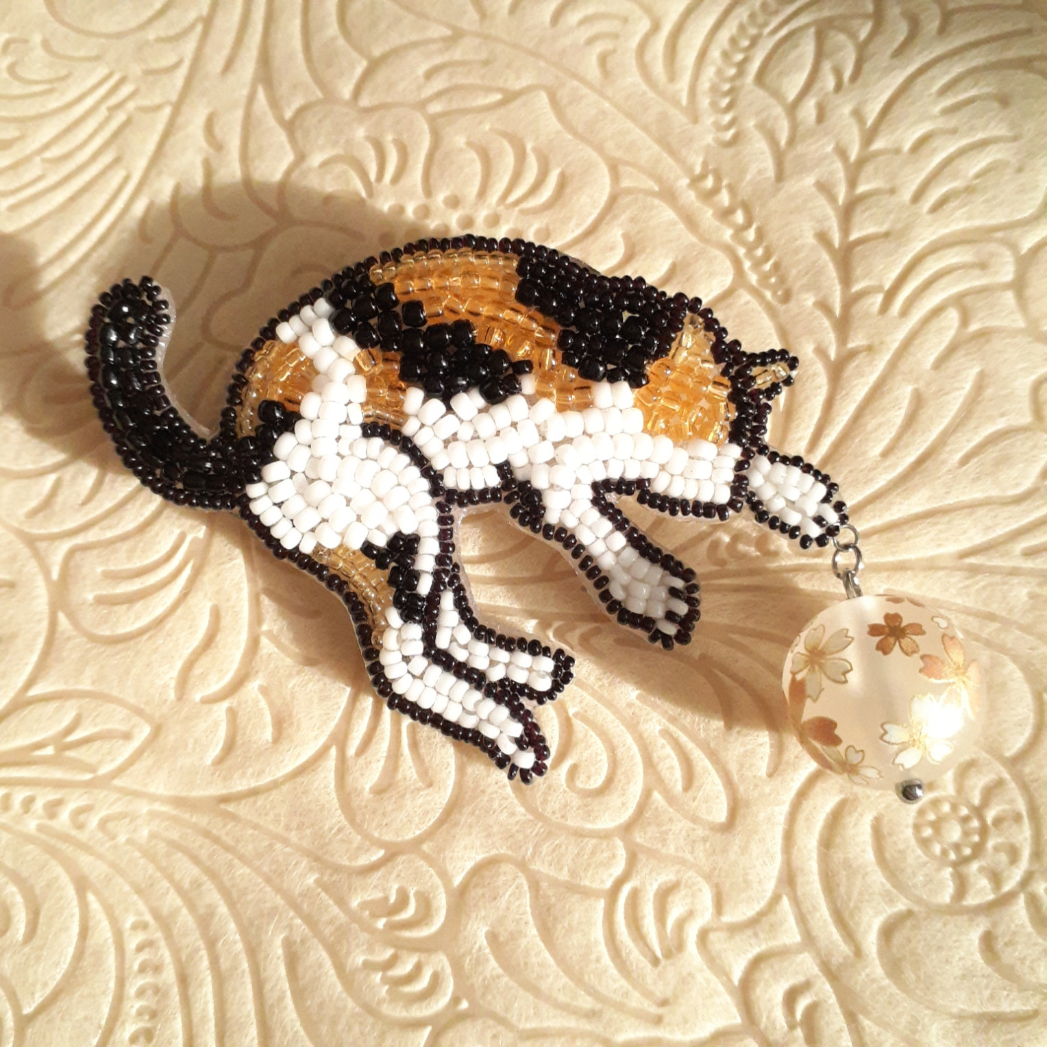 毬に夢中な子猫のブローチ/三毛猫 ＊オートクチュールビーズ刺繍