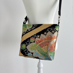 帯リメイク クロスボディバッグ／スリングバッグ｜蝶々と桜文様の赤