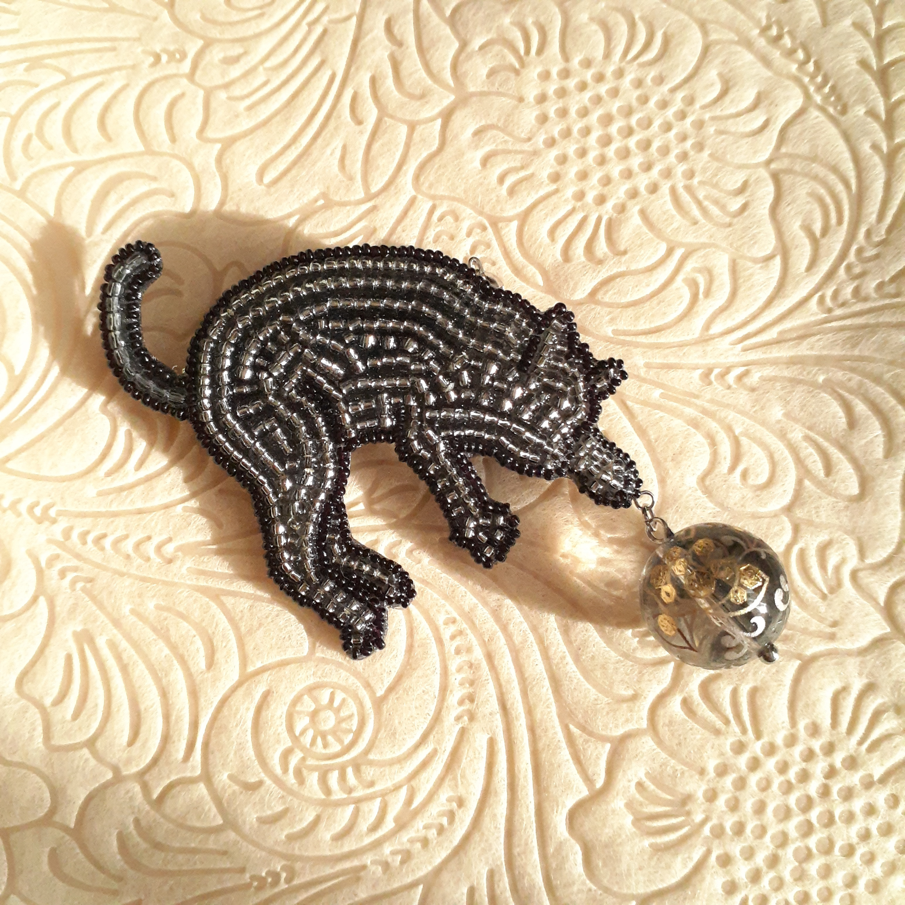 毬に夢中な子猫のブローチ/黒猫 ＊オートクチュールビーズ刺繍