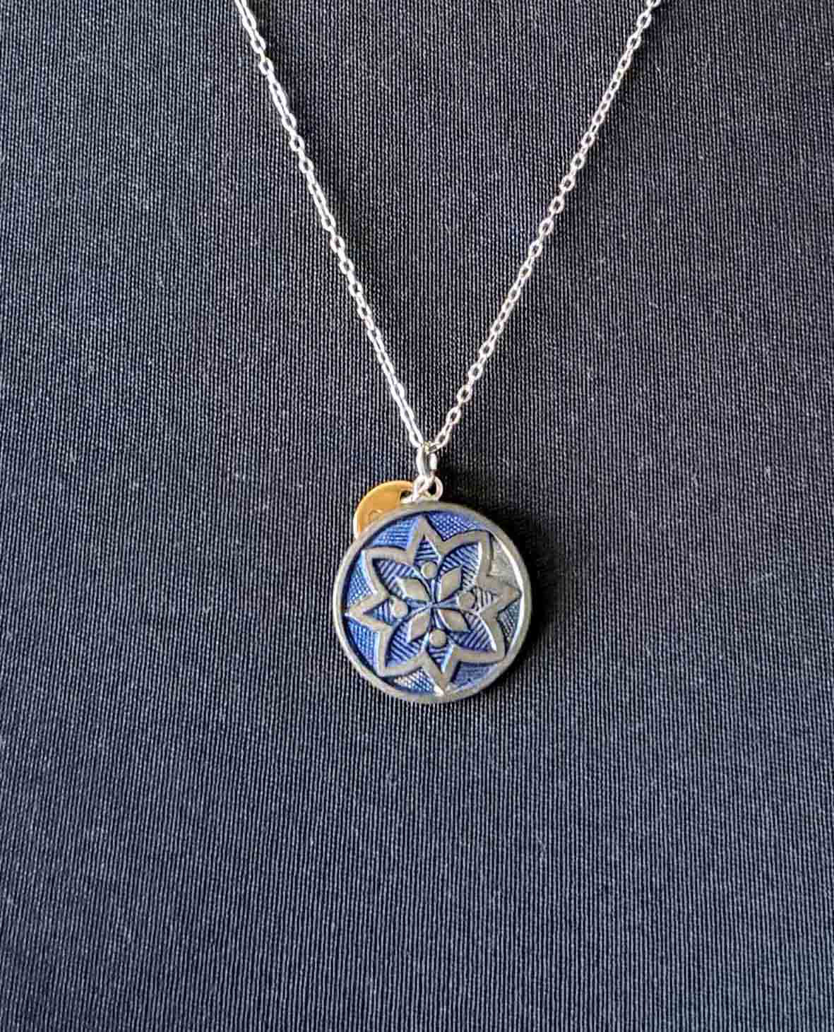アンティークボタンネックレス／ブルー八芒星（オクタグラム）デザイン