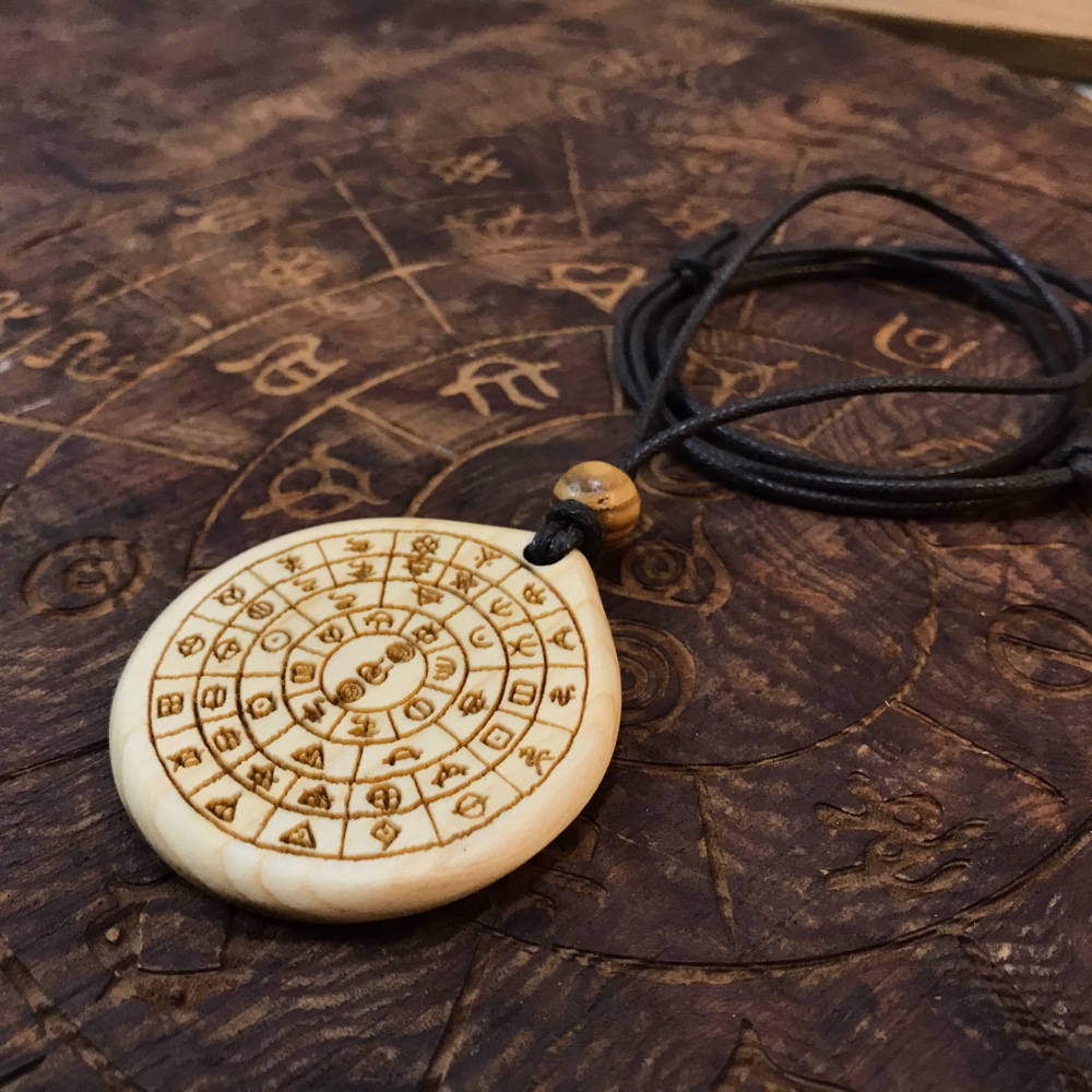 ヲシテ文字　フトマニ図　パワーネックレス　（伊勢神宮ひのき製）