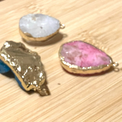 水晶原石ペンダントトップ3点！青､ピンク染め・浄化にも◎原石のキラキラ感がありとてもかわいいです♡ 5枚目の画像