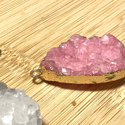 水晶原石ペンダントトップ3点！青､ピンク染め・浄化にも◎原石のキラキラ感がありとてもかわいいです♡ 2枚目の画像