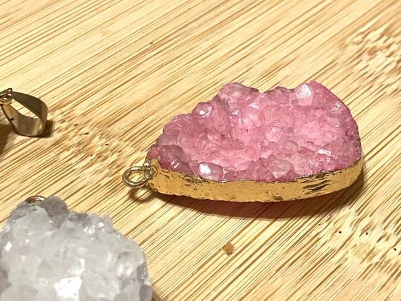 水晶原石ペンダントトップ3点！青､ピンク染め・浄化にも◎原石のキラキラ感がありとてもかわいいです♡ 2枚目の画像
