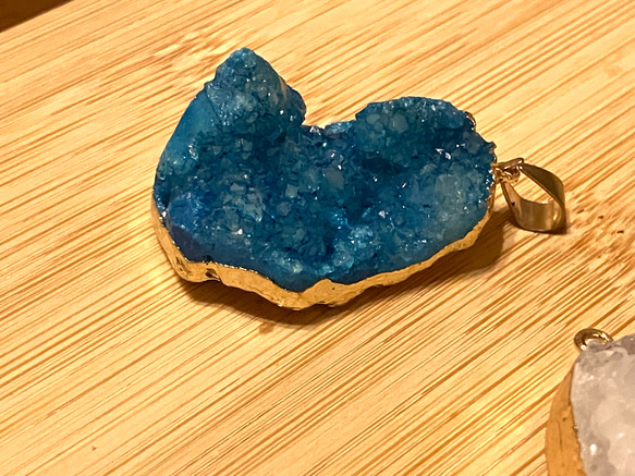水晶原石ペンダントトップ3点！青､ピンク染め・浄化にも◎原石のキラキラ感がありとてもかわいいです♡ 3枚目の画像