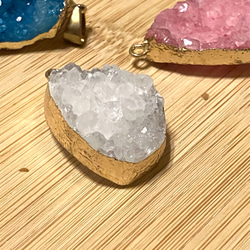水晶原石ペンダントトップ3点！青､ピンク染め・浄化にも◎原石のキラキラ感がありとてもかわいいです♡ 4枚目の画像