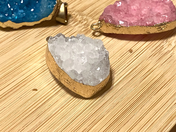 水晶原石ペンダントトップ3点！青､ピンク染め・浄化にも◎原石のキラキラ感がありとてもかわいいです♡ 4枚目の画像