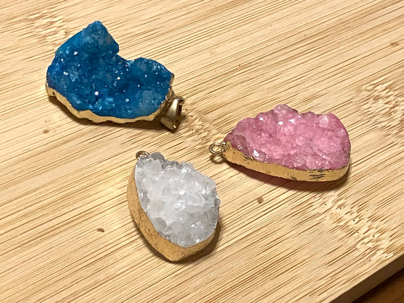 水晶原石ペンダントトップ3点！青､ピンク染め・浄化にも◎原石のキラキラ感がありとてもかわいいです♡ 1枚目の画像