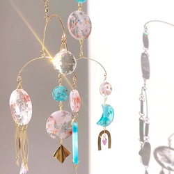 オーストリア製クリスタルボールとヴィンテージピンク＆ブルーのレジン、真鍮モチーフのインテリアモビール 8枚目の画像