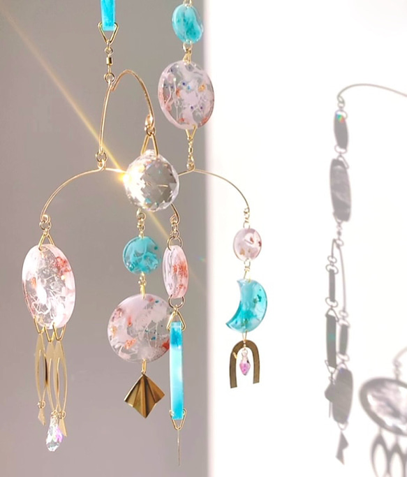 オーストリア製クリスタルボールとヴィンテージピンク＆ブルーのレジン、真鍮モチーフのインテリアモビール 8枚目の画像