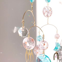 オーストリア製クリスタルボールとヴィンテージピンク＆ブルーのレジン、真鍮モチーフのインテリアモビール 2枚目の画像