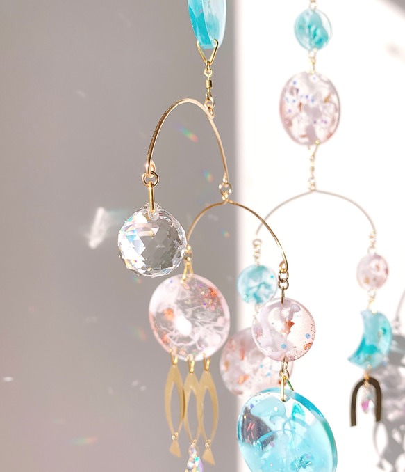 オーストリア製クリスタルボールとヴィンテージピンク＆ブルーのレジン、真鍮モチーフのインテリアモビール 2枚目の画像