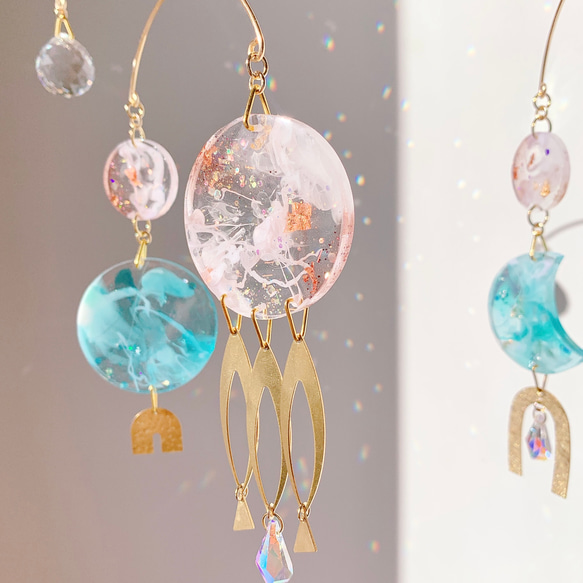 オーストリア製クリスタルボールとヴィンテージピンク＆ブルーのレジン、真鍮モチーフのインテリアモビール 3枚目の画像