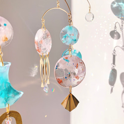 オーストリア製クリスタルボールとヴィンテージピンク＆ブルーのレジン、真鍮モチーフのインテリアモビール 9枚目の画像