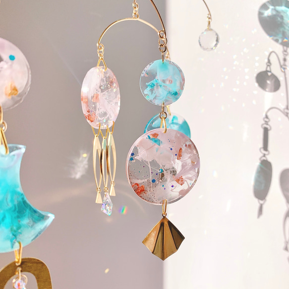 オーストリア製クリスタルボールとヴィンテージピンク＆ブルーのレジン、真鍮モチーフのインテリアモビール 9枚目の画像