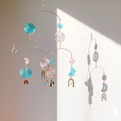 オーストリア製クリスタルボールとヴィンテージピンク＆ブルーのレジン、真鍮モチーフのインテリアモビール 7枚目の画像