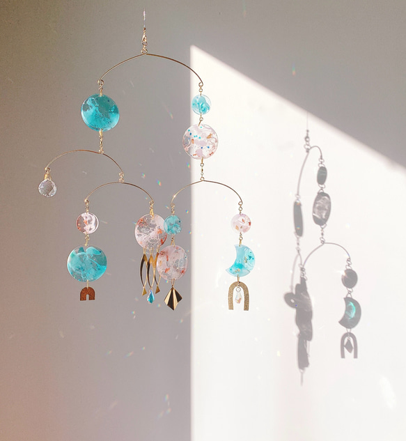 オーストリア製クリスタルボールとヴィンテージピンク＆ブルーのレジン、真鍮モチーフのインテリアモビール 7枚目の画像