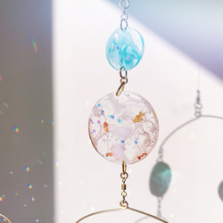 オーストリア製クリスタルボールとヴィンテージピンク＆ブルーのレジン、真鍮モチーフのインテリアモビール 6枚目の画像