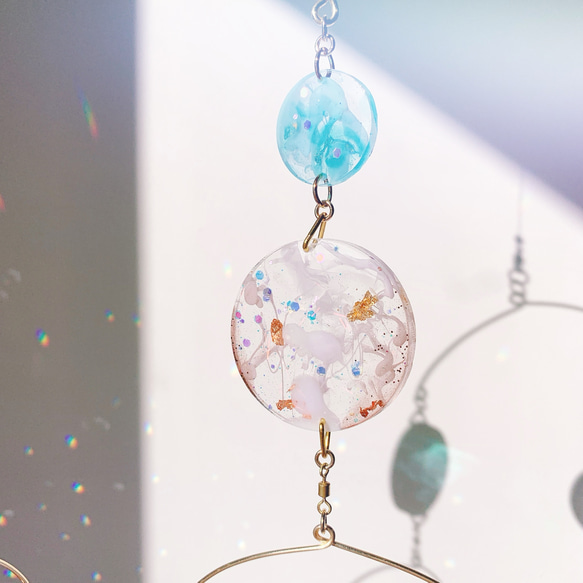 オーストリア製クリスタルボールとヴィンテージピンク＆ブルーのレジン、真鍮モチーフのインテリアモビール 6枚目の画像