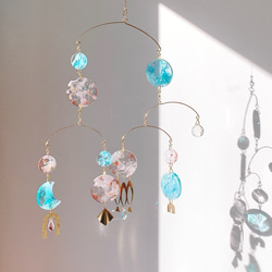 オーストリア製クリスタルボールとヴィンテージピンク＆ブルーのレジン、真鍮モチーフのインテリアモビール 4枚目の画像