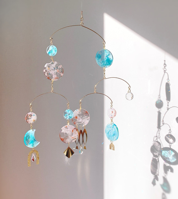 オーストリア製クリスタルボールとヴィンテージピンク＆ブルーのレジン、真鍮モチーフのインテリアモビール 4枚目の画像