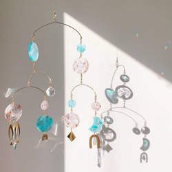 オーストリア製クリスタルボールとヴィンテージピンク＆ブルーのレジン、真鍮モチーフのインテリアモビール 1枚目の画像