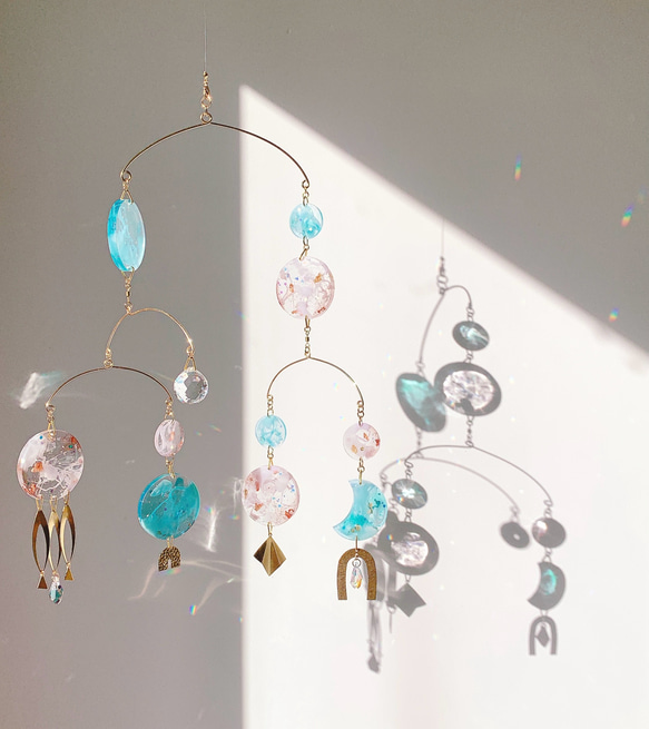 オーストリア製クリスタルボールとヴィンテージピンク＆ブルーのレジン、真鍮モチーフのインテリアモビール 1枚目の画像