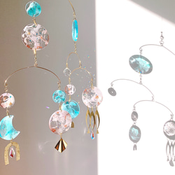 オーストリア製クリスタルボールとヴィンテージピンク＆ブルーのレジン、真鍮モチーフのインテリアモビール 5枚目の画像