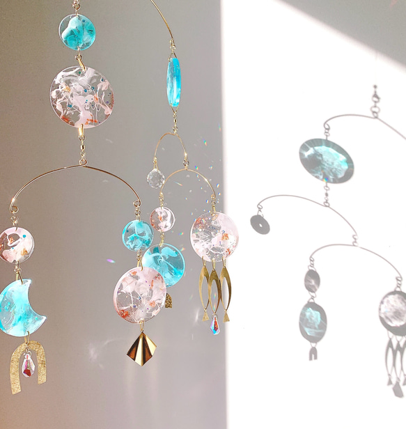 オーストリア製クリスタルボールとヴィンテージピンク＆ブルーのレジン、真鍮モチーフのインテリアモビール 5枚目の画像